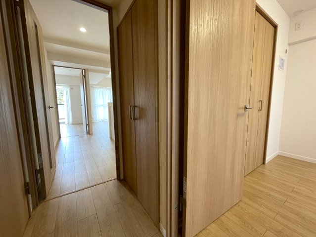 室内の“管”も交換済み！うーん。水もよりキレイな気がする、、、５階の眺望もちょうどイイ高さで開放感も得られちゃう安パイ『ダイアパレス保土ケ谷』リフォームの内装|明るい色調の室内です