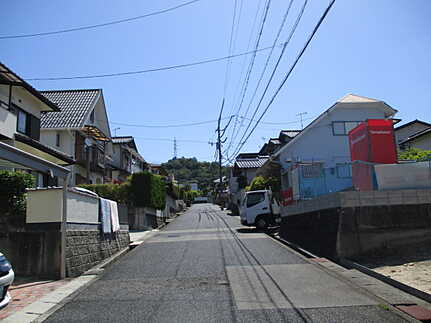 佐伯区美鈴が丘東２丁目の前面道路含む現地写真