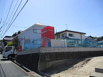 佐伯区美鈴が丘東２丁目の前面道路含む現地写真