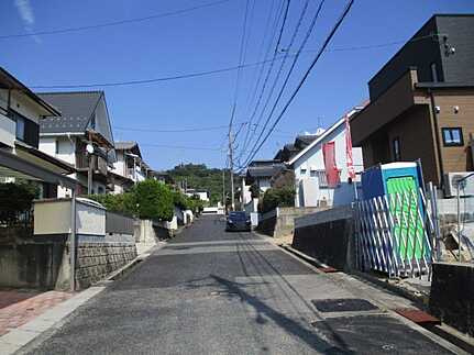 佐伯区美鈴が丘東２丁目の前面道路含む現地写真