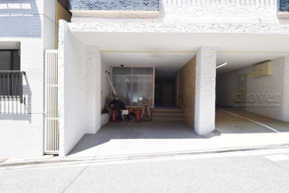 【エントランス】 | お客様を、そして住人を出迎えてくれるマンションのエントランス。ゴミが落ちていないことからも、管理状態の良さや住民の節度の高さが見て取れます。～即日のご見学可能～　お問合せはお気軽にどうぞ。