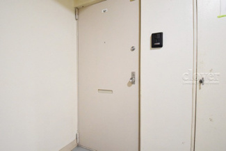 【その他共用部分】 | 皆様をお迎えする、お部屋の玄関ドア。開けやすさや開放角度、ドアノブの操作しやすさや鍵の形状などを、現地で一度ご確認ください。～即日のご見学可能～　お問合せはお気軽にどうぞ。