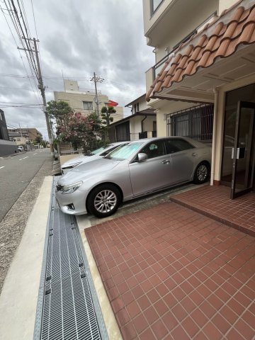 親王塚マンションの駐車場