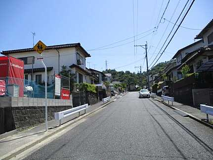 佐伯区美鈴が丘東２丁目の前面道路含む現地写真