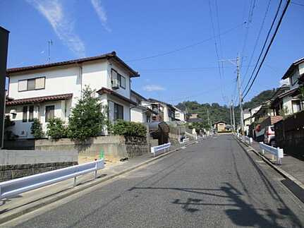 佐伯区美鈴が丘東２丁目の前面道路含む現地写真