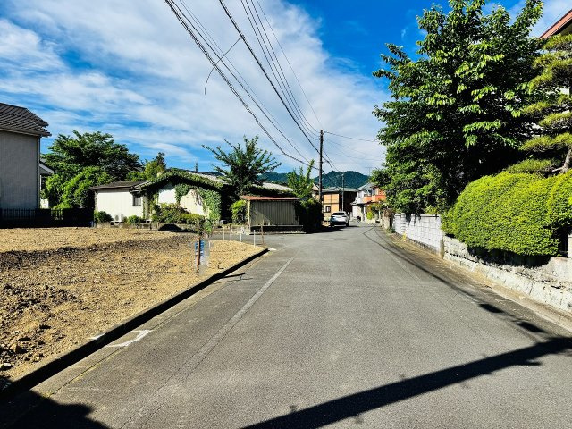 八王子市　西寺方町　新築一戸建て　０２期の前面道路含む現地写真|～北側6ｍ道路に面しています～