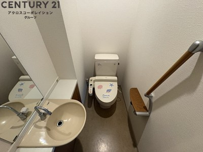 温水洗浄便座機能付きのトイレです♪