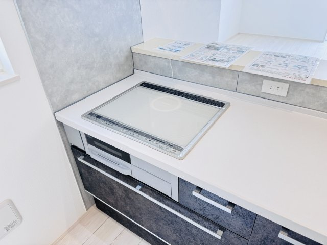 松戸市栗ヶ沢新築戸建【栗ヶ沢小学校:10分】のキッチン|IHクッキングヒーター