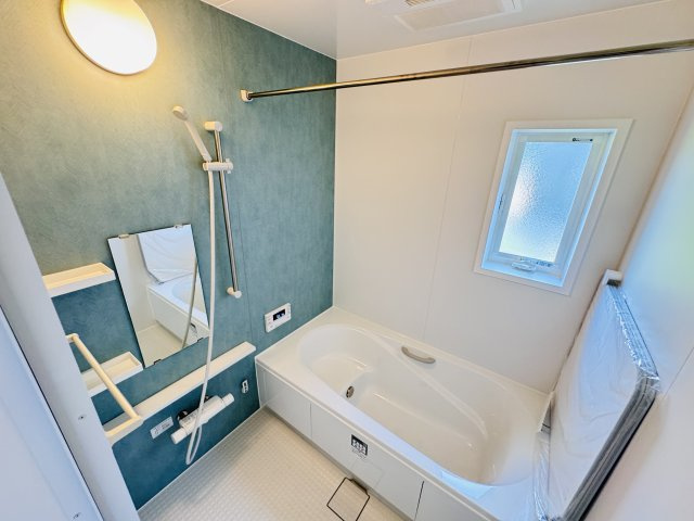 松戸市栗ヶ沢新築戸建【栗ヶ沢小学校:10分】の浴室|スライド式シャワーホルダー・足を伸ばせる広々浴槽で毎日リラックス♪