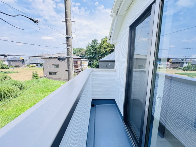 松戸市栗ヶ沢新築戸建【栗ヶ沢小学校:10分】のバルコニー|6帖洋室前バルコニー