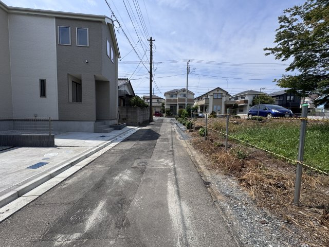 松戸市栗ヶ沢新築戸建【栗ヶ沢小学校:10分】の前面道路含む現地写真|北側前面道路