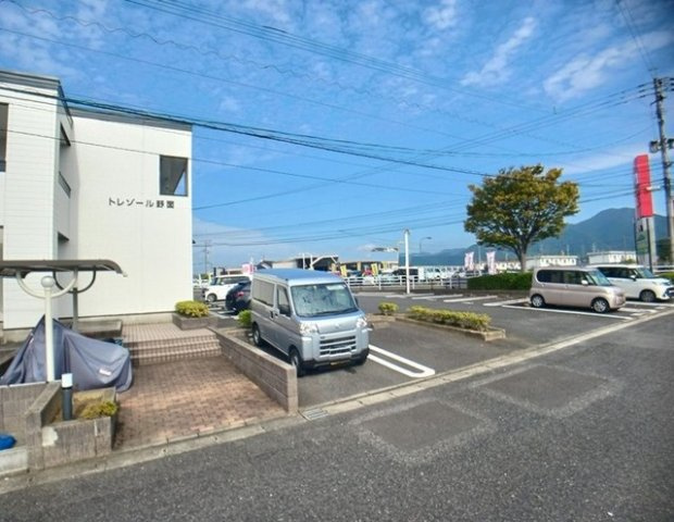 トレゾール野面の駐車場