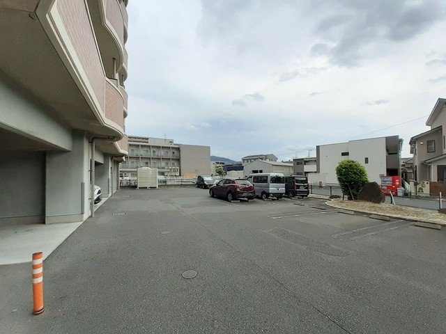 グランド・コスモの駐車場
