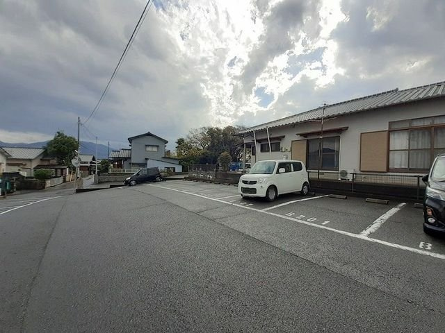 スカイヒルズＢの駐車場