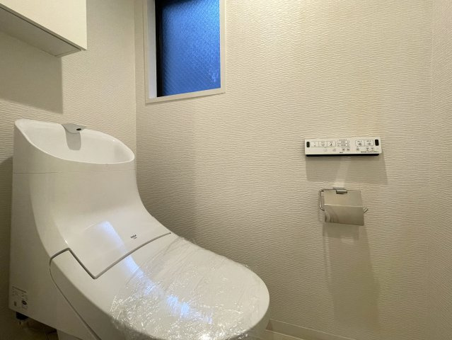バルコニー向いに建物ありません！ってコトは、カーテンいらずの生活が実現！？１階でも１階感は無いＹＵＴＯＲＩある緑あふれる街。それが、『保土ケ谷グリーンタウンＩ棟』リノベーションのトイレ|落ち着いた色調のトイレです