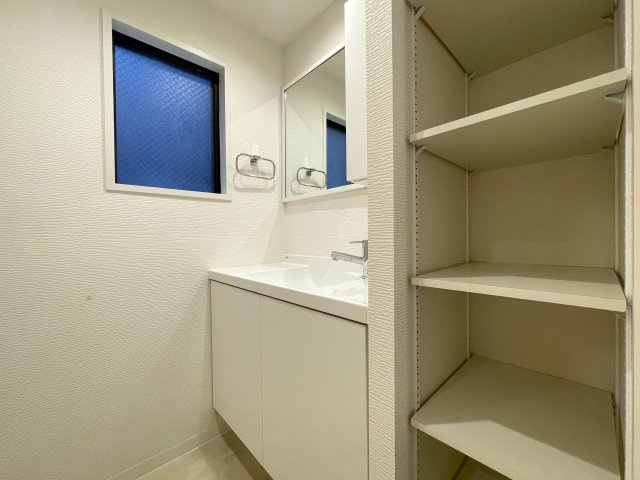 バルコニー向いに建物ありません！ってコトは、カーテンいらずの生活が実現！？１階でも１階感は無いＹＵＴＯＲＩある緑あふれる街。それが、『保土ケ谷グリーンタウンＩ棟』リノベーションの独立洗面台|使いやすい独立洗面台です