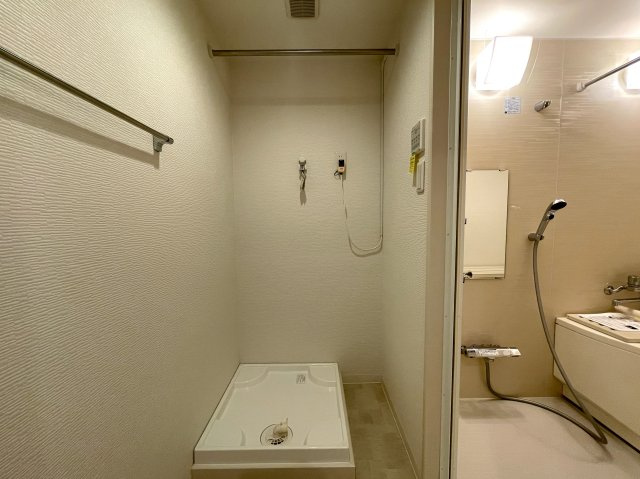 バルコニー向いに建物ありません！ってコトは、カーテンいらずの生活が実現！？１階でも１階感は無いＹＵＴＯＲＩある緑あふれる街。それが、『保土ケ谷グリーンタウンＩ棟』リノベーションのランドリースペース