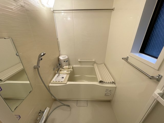 バルコニー向いに建物ありません！ってコトは、カーテンいらずの生活が実現！？１階でも１階感は無いＹＵＴＯＲＩある緑あふれる街。それが、『保土ケ谷グリーンタウンＩ棟』リノベーションの浴室|日々の暮らしに欠かせないお風呂です