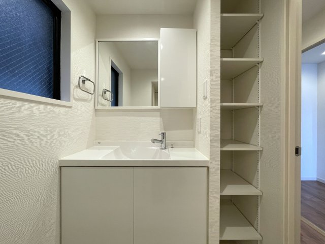 バルコニー向いに建物ありません！ってコトは、カーテンいらずの生活が実現！？１階でも１階感は無いＹＵＴＯＲＩある緑あふれる街。それが、『保土ケ谷グリーンタウンＩ棟』リノベーションの独立洗面台|独立洗面台、朝の身支度には欠かせません