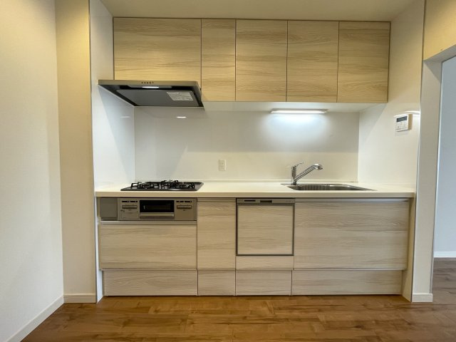 バルコニー向いに建物ありません！ってコトは、カーテンいらずの生活が実現！？１階でも１階感は無いＹＵＴＯＲＩある緑あふれる街。それが、『保土ケ谷グリーンタウンＩ棟』リノベーションのキッチン|お料理しやすいキッチンです