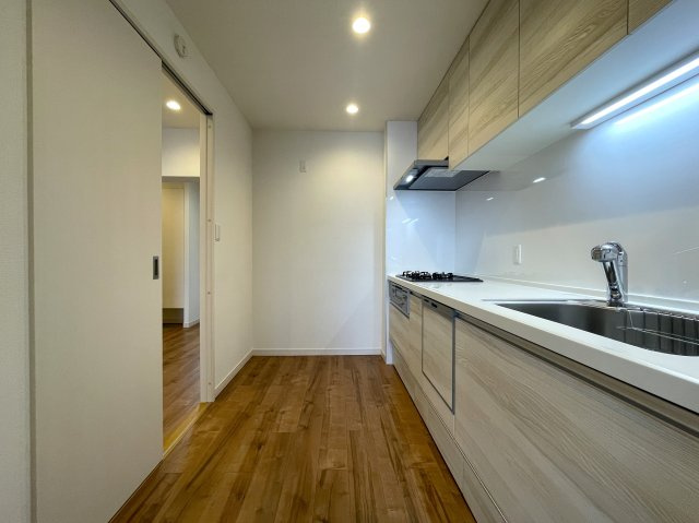 バルコニー向いに建物ありません！ってコトは、カーテンいらずの生活が実現！？１階でも１階感は無いＹＵＴＯＲＩある緑あふれる街。それが、『保土ケ谷グリーンタウンＩ棟』リノベーションのキッチン|お料理しやすいキッチンです
