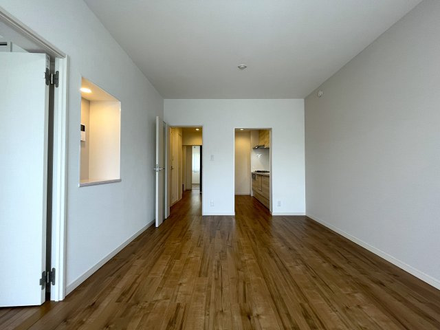 バルコニー向いに建物ありません！ってコトは、カーテンいらずの生活が実現！？１階でも１階感は無いＹＵＴＯＲＩある緑あふれる街。それが、『保土ケ谷グリーンタウンＩ棟』リノベーションの居間・リビング|居間です