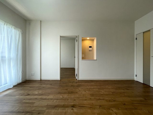 バルコニー向いに建物ありません！ってコトは、カーテンいらずの生活が実現！？１階でも１階感は無いＹＵＴＯＲＩある緑あふれる街。それが、『保土ケ谷グリーンタウンＩ棟』リノベーションの居間・リビング|居間です