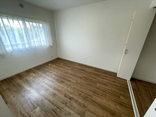 バルコニー向いに建物ありません！ってコトは、カーテンいらずの生活が実現！？１階でも１階感は無いＹＵＴＯＲＩある緑あふれる街。それが、『保土ケ谷グリーンタウンＩ棟』リノベーションの洋室|落ち着いた色調の洋室です