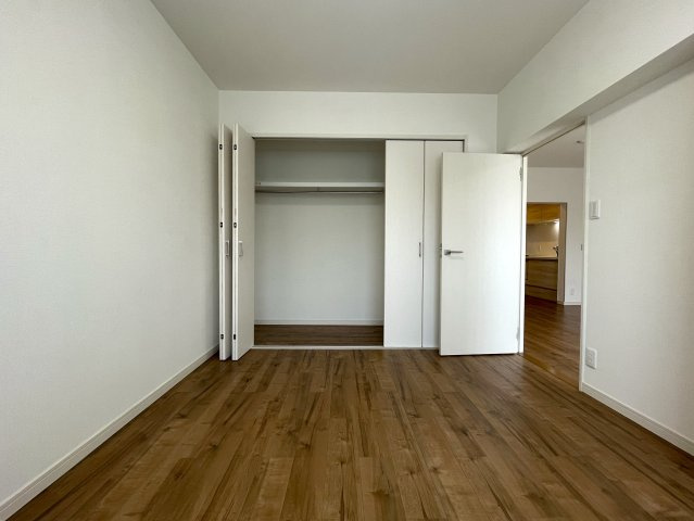 バルコニー向いに建物ありません！ってコトは、カーテンいらずの生活が実現！？１階でも１階感は無いＹＵＴＯＲＩある緑あふれる街。それが、『保土ケ谷グリーンタウンＩ棟』リノベーションの洋室|コンパクトで使いやすい洋室です
