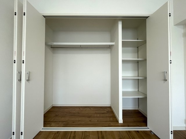 バルコニー向いに建物ありません！ってコトは、カーテンいらずの生活が実現！？１階でも１階感は無いＹＵＴＯＲＩある緑あふれる街。それが、『保土ケ谷グリーンタウンＩ棟』リノベーションの収納|ちょっとした収納スペースも充実しています