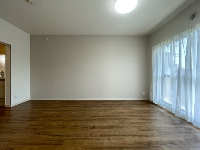 バルコニー向いに建物ありません！ってコトは、カーテンいらずの生活が実現！？１階でも１階感は無いＹＵＴＯＲＩある緑あふれる街。それが、『保土ケ谷グリーンタウンＩ棟』リノベーションの洋室|コンパクトで使いやすい洋室です