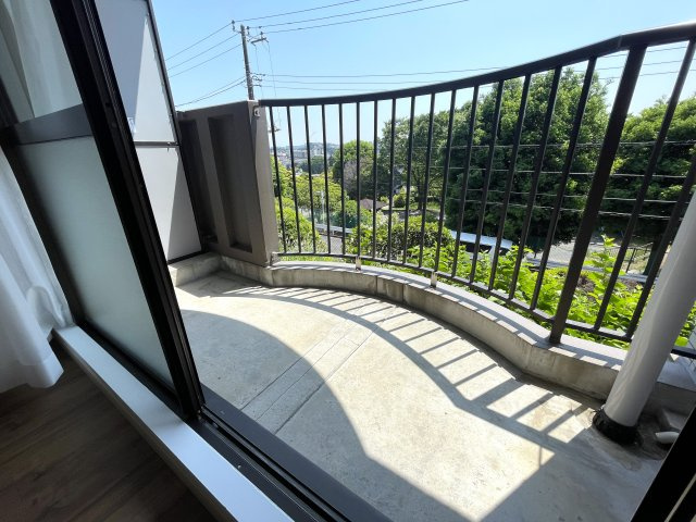 バルコニー向いに建物ありません！ってコトは、カーテンいらずの生活が実現！？１階でも１階感は無いＹＵＴＯＲＩある緑あふれる街。それが、『保土ケ谷グリーンタウンＩ棟』リノベーションのバルコニー|バルコニーからの眺めを楽しみながら食事をしませんか