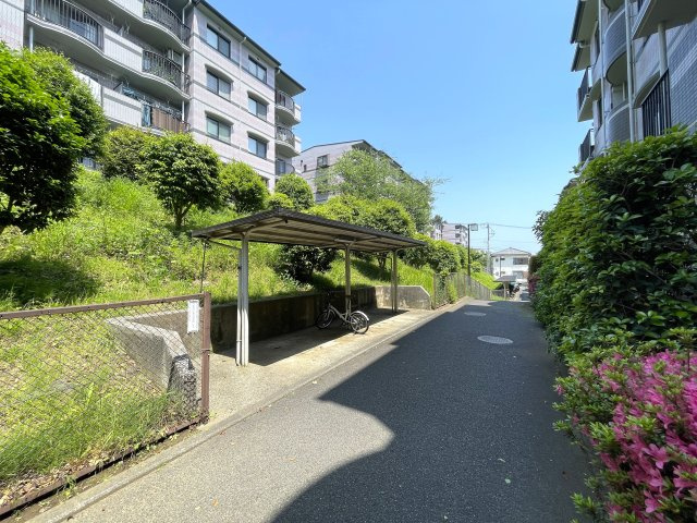 バルコニー向いに建物ありません！ってコトは、カーテンいらずの生活が実現！？１階でも１階感は無いＹＵＴＯＲＩある緑あふれる街。それが、『保土ケ谷グリーンタウンＩ棟』リノベーションの駐輪場