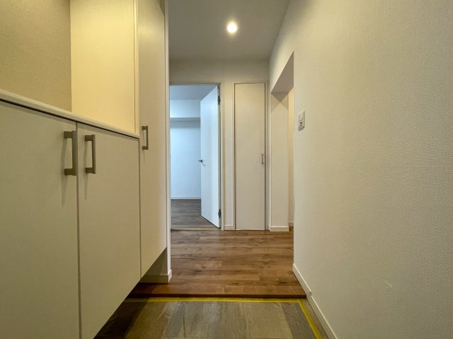 バルコニー向いに建物ありません！ってコトは、カーテンいらずの生活が実現！？１階でも１階感は無いＹＵＴＯＲＩある緑あふれる街。それが、『保土ケ谷グリーンタウンＩ棟』リノベーションの玄関|落ち着いた玄関です