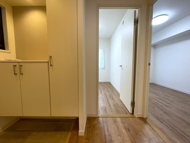 バルコニー向いに建物ありません！ってコトは、カーテンいらずの生活が実現！？１階でも１階感は無いＹＵＴＯＲＩある緑あふれる街。それが、『保土ケ谷グリーンタウンＩ棟』リノベーションの玄関|収納もある玄関です