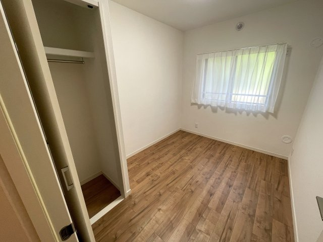 バルコニー向いに建物ありません！ってコトは、カーテンいらずの生活が実現！？１階でも１階感は無いＹＵＴＯＲＩある緑あふれる街。それが、『保土ケ谷グリーンタウンＩ棟』リノベーションの洋室|スタンダードな洋室です