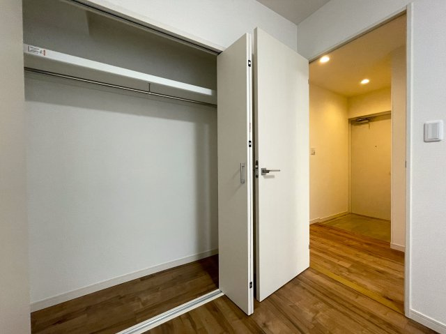 バルコニー向いに建物ありません！ってコトは、カーテンいらずの生活が実現！？１階でも１階感は無いＹＵＴＯＲＩある緑あふれる街。それが、『保土ケ谷グリーンタウンＩ棟』リノベーションの収納|ちょっとした収納スペースも充実しています