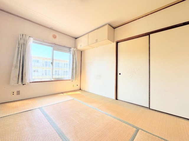 【和室】 | 港南百合ヶ丘ハイツ3号棟　下永谷徒歩10分/バス停近く、駅アクセス良好/ペットと暮らせる | ◆子どものスタディ空間として、あるいは書斎やホビールームとして生活スタイルに合わせて使えるプライベートルーム。居心地のいい落ち着いたインテリアが似合います。