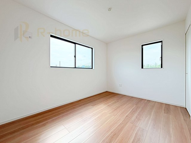 ひたちなか市市毛4期　新築戸建て　1号棟の洋室|2面窓の風通しの良い洋室です♪差し込む暖かな陽当たりで、室内がくつろげる空間に早変わりです♪