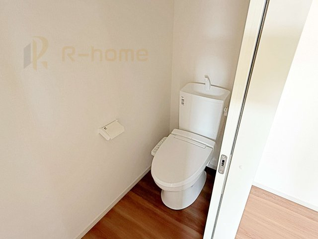 ひたちなか市市毛4期　新築戸建て　1号棟のトイレ|温水洗浄便座付きのトイレ。
トイレが２ヵ所設置で朝の忙しい時間でも安心です。