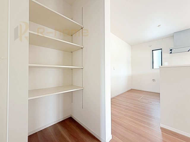 ひたちなか市市毛4期　新築戸建て　1号棟の収納|キッチンにはパントリーを設置！キッチン回りの整理整頓の悩みも解決♪
