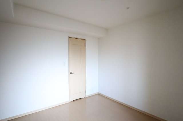 アルファステイツ垂水高丸の洋室|ベッド＋デスクのレイアウトも可能な実用性の高いお部屋。収納力の高いウォークインクローゼットを設置。