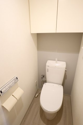 アルファステイツ垂水高丸のトイレ|温水洗浄便座付きトイレ。収納棚を備えており、備品をすっきり整理できる使い勝手の良い空間です。