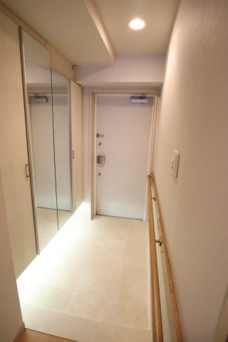 アルファステイツ垂水高丸の玄関|白を基調とした明るい玄関は、明るく清潔感のある印象。
