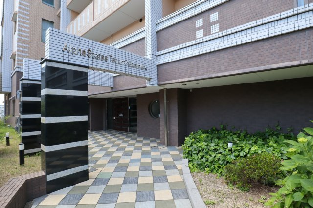アルファステイツ垂水高丸|植栽が彩るエントランス部分。