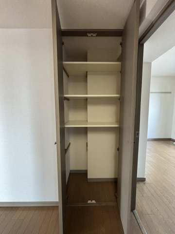 サンヴェール大阪城公園の収納|【収納/キッチン】
キッチン横の収納です。