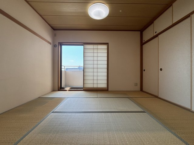 サンヴェール大阪城公園の和室|【和室】
LDKに隣接する約6.0帖の和室です。客間や家事スペースなど、多用途にご活用いただけます。
