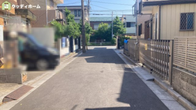 川口市前上町　中古一戸建ての前面道路含む現地写真