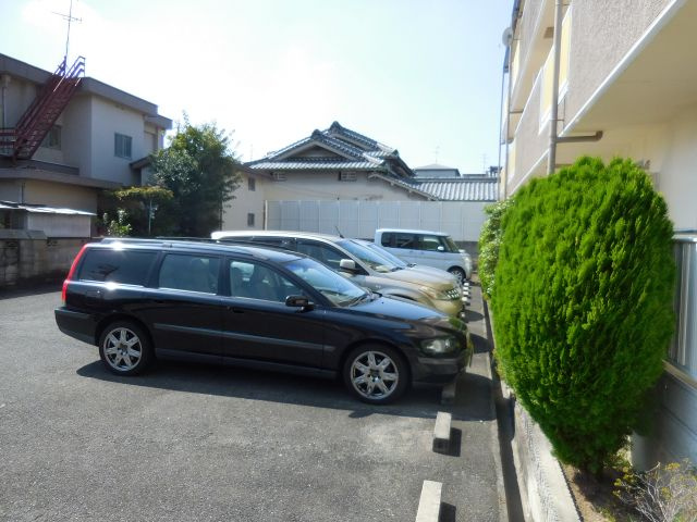 エステートピア五百住の駐車場