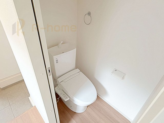ひたちなか市市毛4期　新築戸建て　2号棟のトイレ|温水洗浄便座付きのトイレ。
トイレが２ヵ所設置で朝の忙しい時間でも安心です。